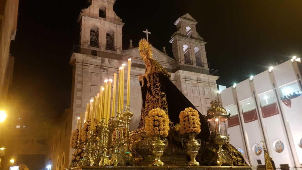 La Virgen de los Dolores, a su paso por la iglesia del Carmen.