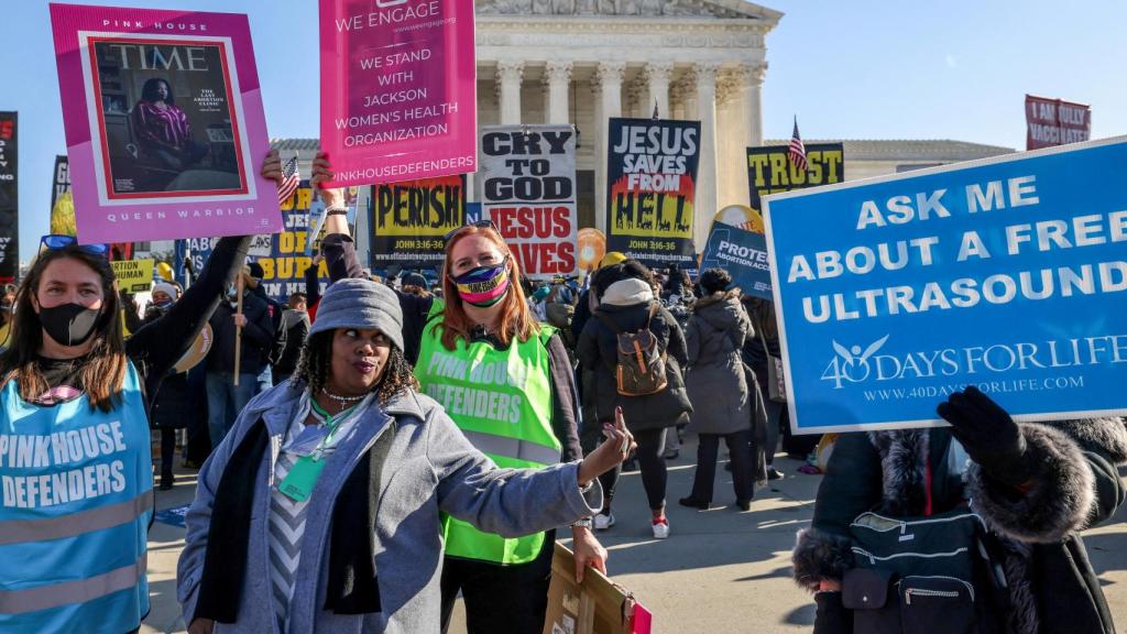 Imagen de archivo de manifestantes proelección y antiaborto frente al Tribunal Supremo de EEUU.