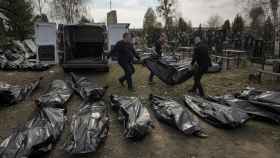 Retiran cadáveres en bolsas en Bucha, Ucrania.
