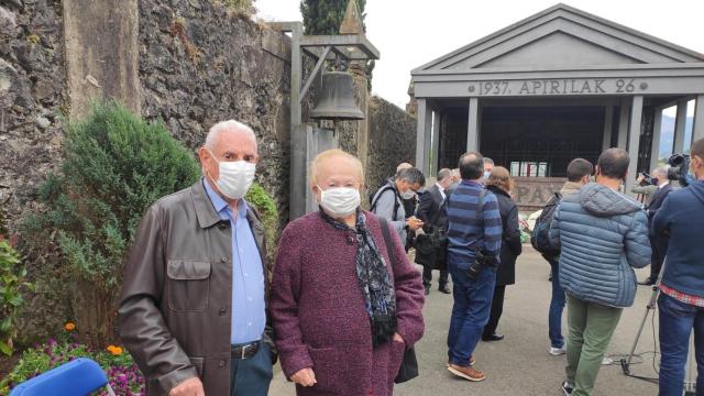 Crucita y Emilio, supervivientes del bombardeo, durante la conmemoración de la efeméride en el cementerio de Guernica..