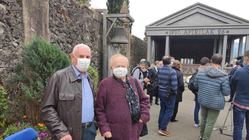 Crucita y Emilio, supervivientes del bombardeo, durante la conmemoración de la efeméride en el cementerio de Guernica..