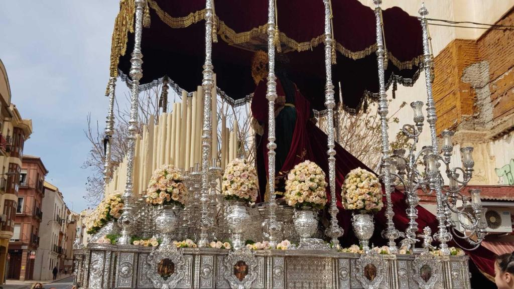 La Virgen de la Merced y su exorno floral.