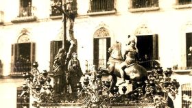 La talla original de Cristo de la Sangre, durante la Semana Santa de 1931, cruzando la plaza de la Merced.