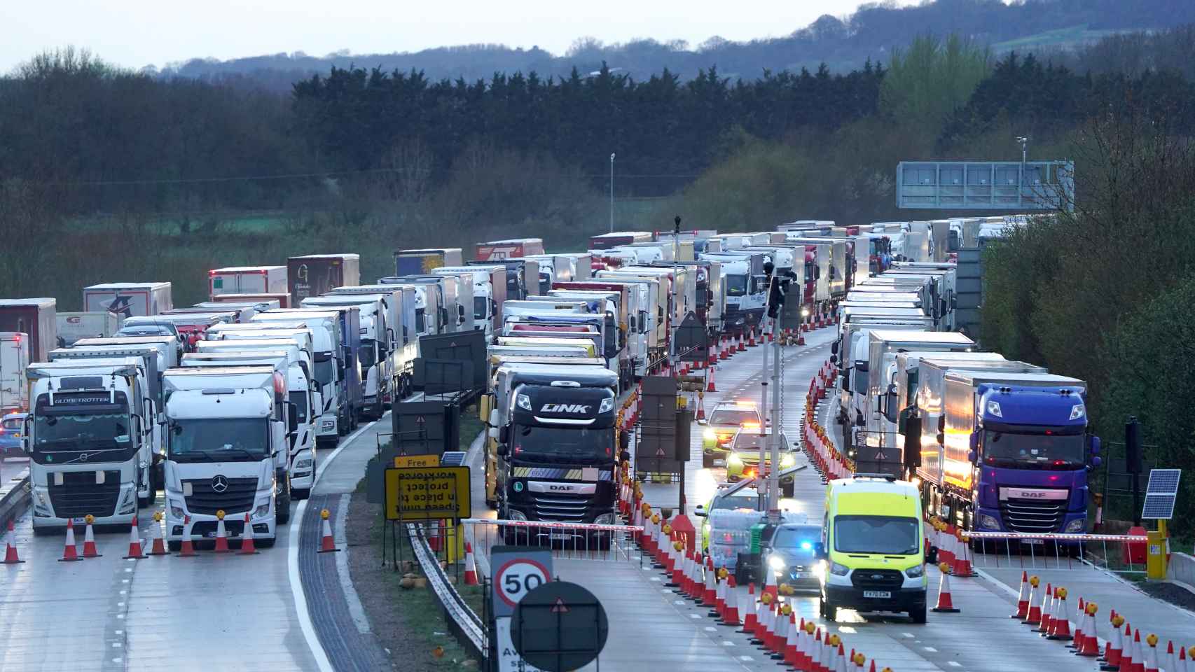 Colas kilométricas de camiones que aguardan ante el Puerto de Dover (Reino Unido) para poder regresar a Europa.