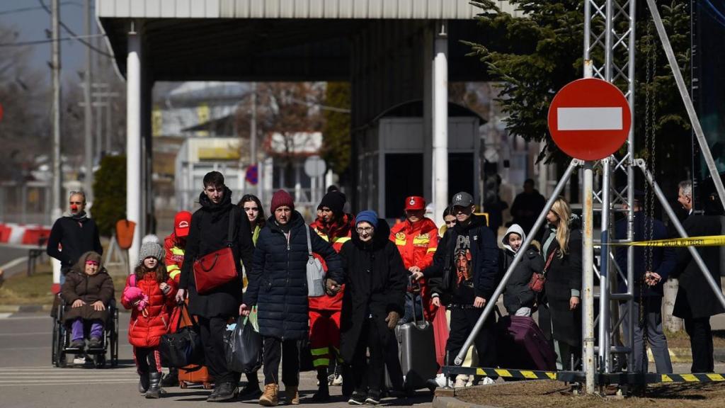 refugiados ucranianos entrando por la frontera de  Siret, ya en Rumanía.