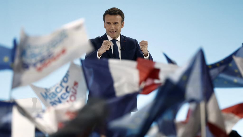 Emmanuel Macron festeja en el escenario tras conocerse los resultados de la primera vuelta el pasado 10 de abril.