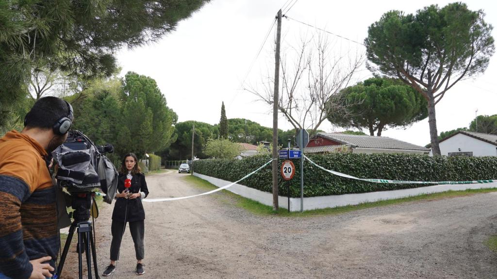 Medios de comunicación ante la puerta del chalé del principal sospechoso