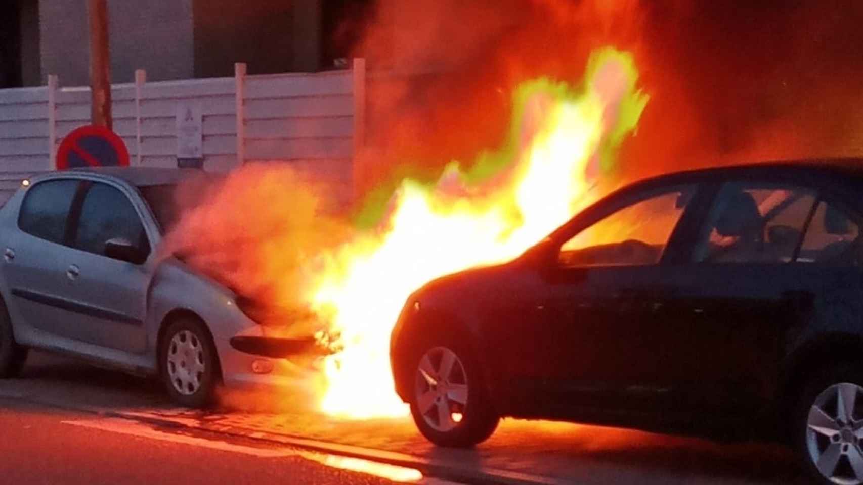 Incendio de un coche en Valladolid en la calle Monasterio del Yuste