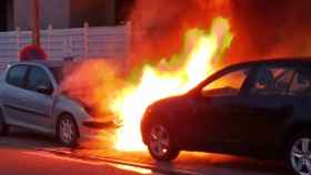 Incendio de un coche en Valladolid en la calle Monasterio del Yuste