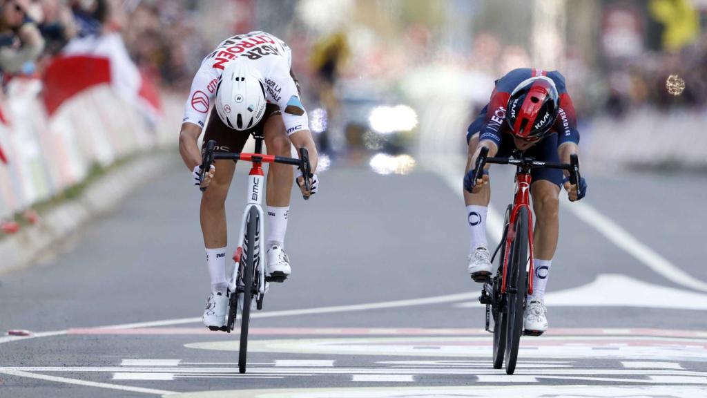 Michal Kwiatkwoski supera en el sprint de la Amstel Gold Race 2022 a Benoit Cosnefroy