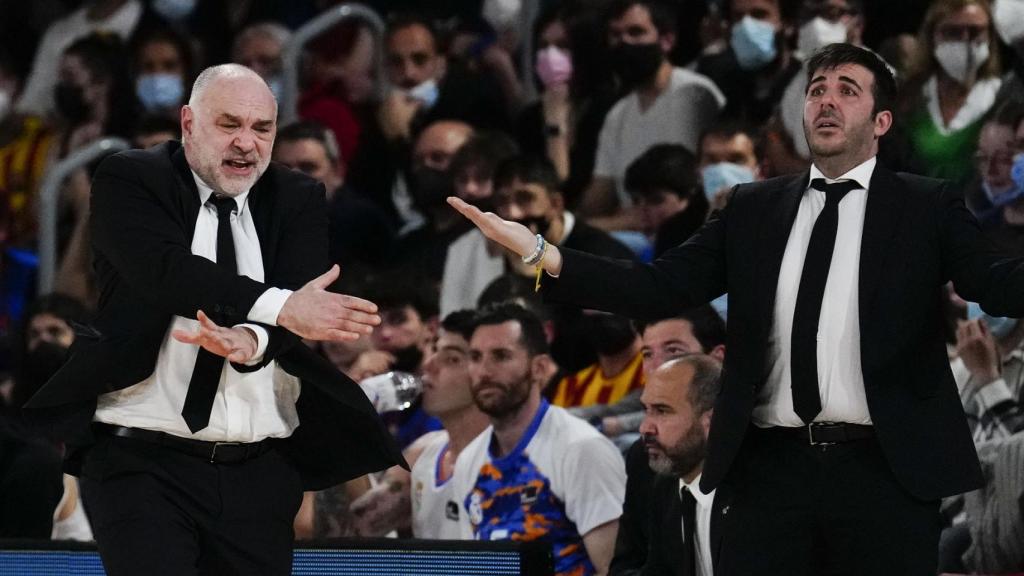 Pablo Laso protestando una jugada junto a Paco Redondo