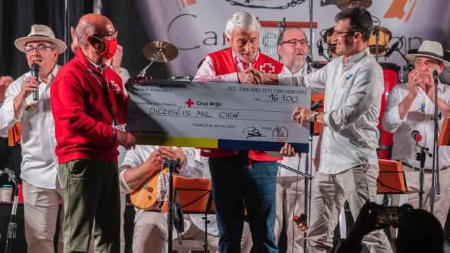 Donación del grupo 'Candela & Son' a la Cruz Roja.
