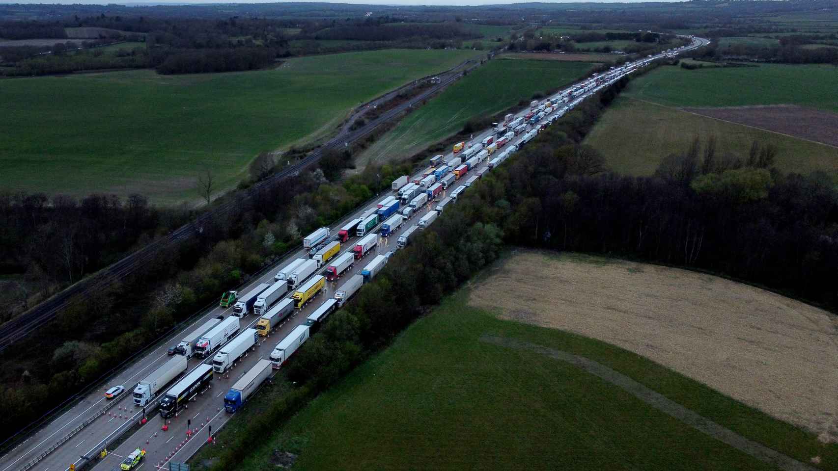 Vista aérea de las colas kilométricas de camiones en el Puerto de Dover (Reino Unido).