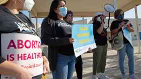 Un grupo de mujeres protestan a las puertas de la cárcel del condado de Starr por la detención de  Lizelle Herrerra.
