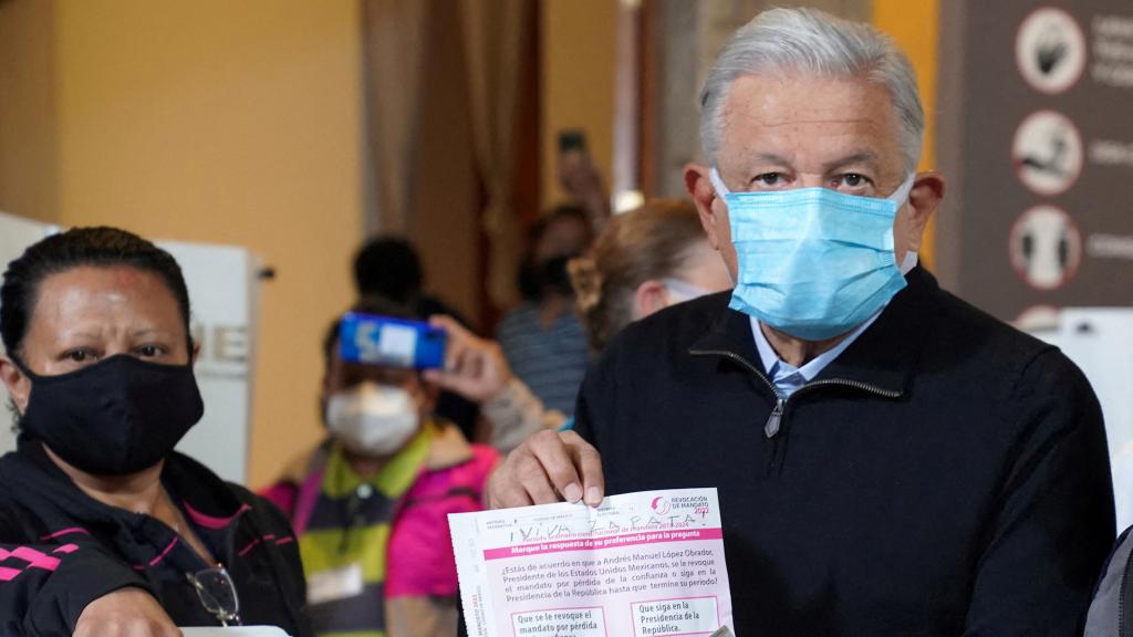 El presidente de México, Andrés Manuel López Obrador, acude a emitir su voto en el referendo de este domingo.