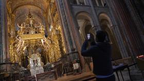 Un turista saca fotos en el interior de la Catedral de Santiago.