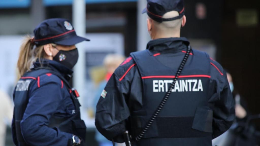 Dos agentes de la Ertzaintza en una imagen de archivo.