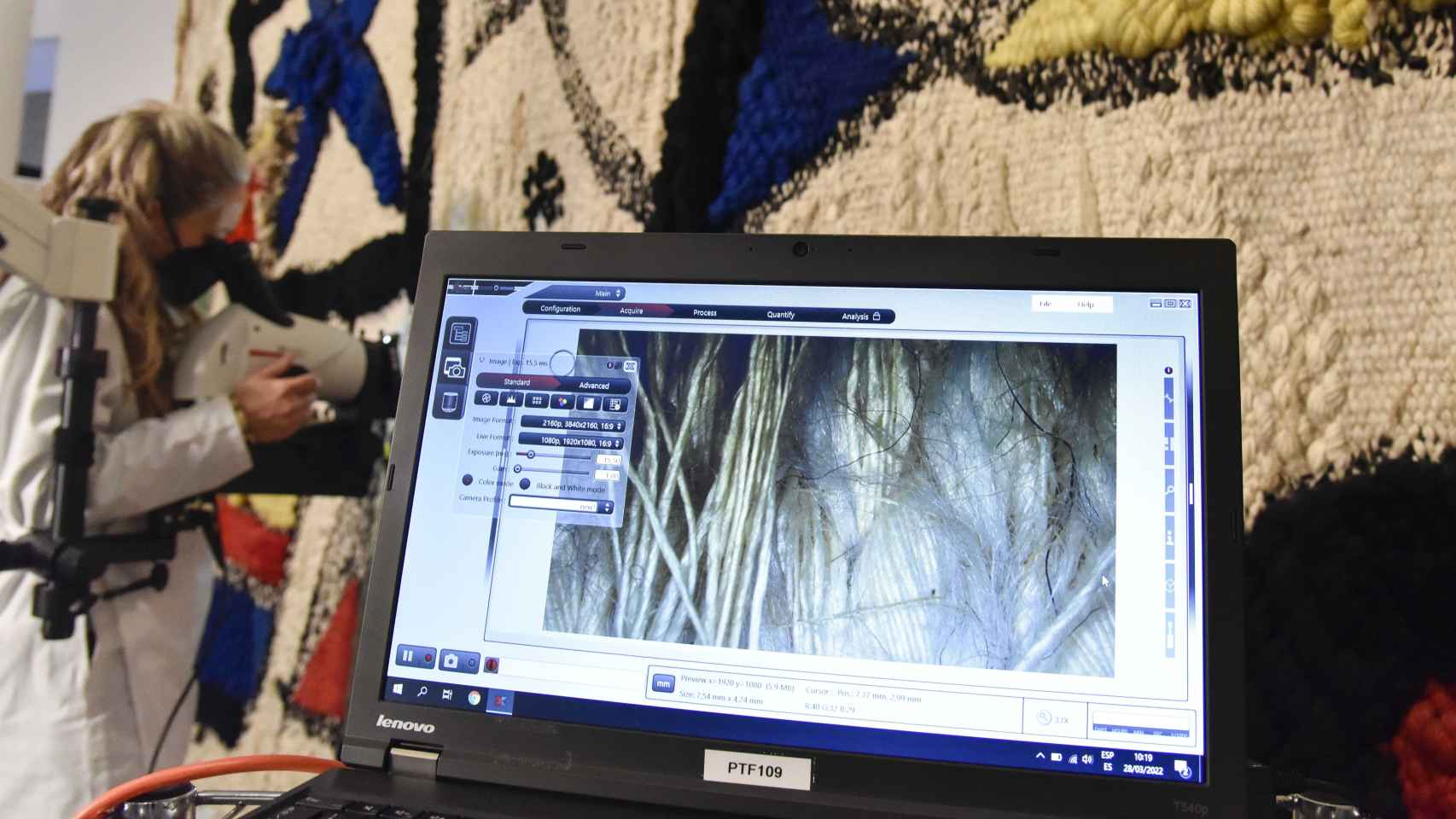Análisis de las fibras del tapiz durante el proceso de restauración.