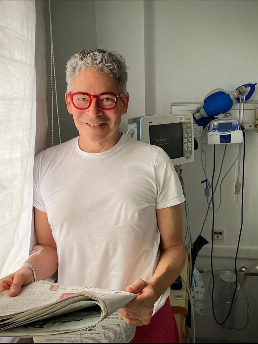 Boris Izaguirre ha compartido una nueva fotografía desde el hospital este lunes 11 de abril.