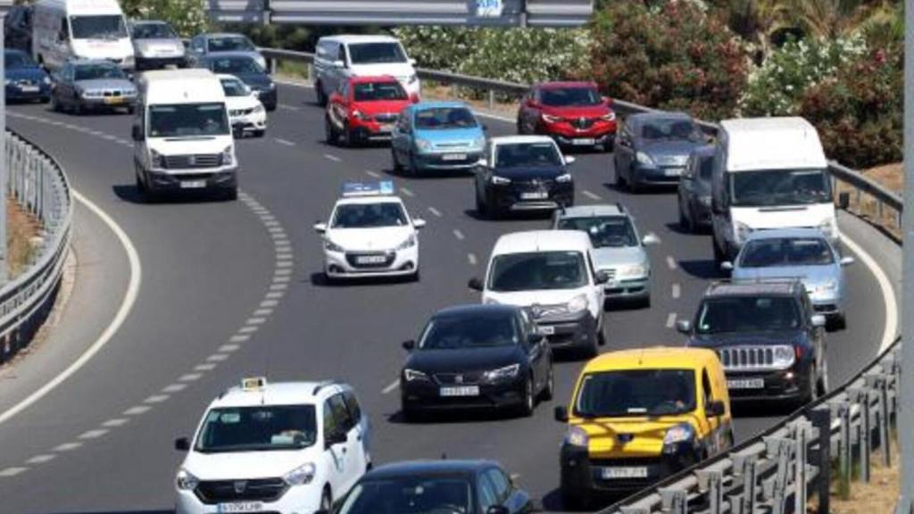 Vehículos circulando por carretera.