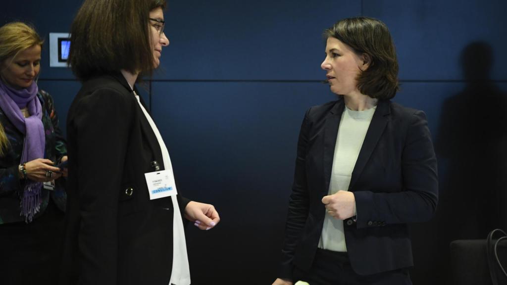 Las ministras de Exteriores de Bulgaria, Teodora Genchovska, y Alemania, Annalena Baerbock, durante la reunión de este lunes en Luxemburgo