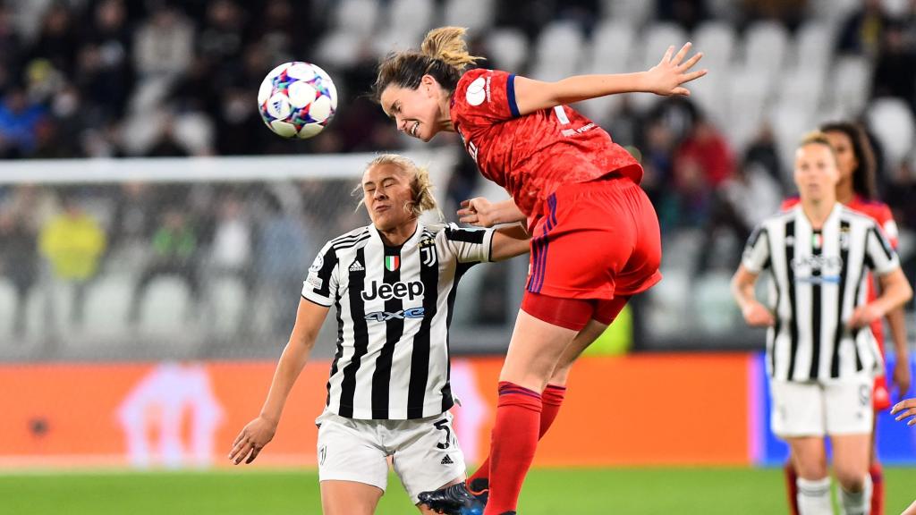 Damaris Egurrola despejando un balón de cabeza con el Olympique de Lyon