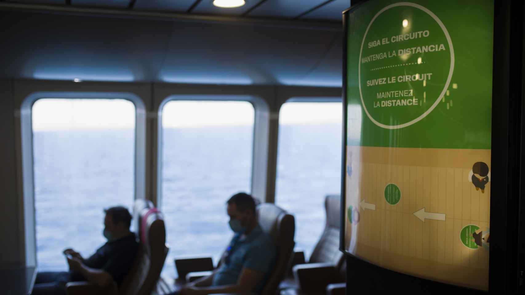 Panel informativo con medidas de seguridad en un ferry.