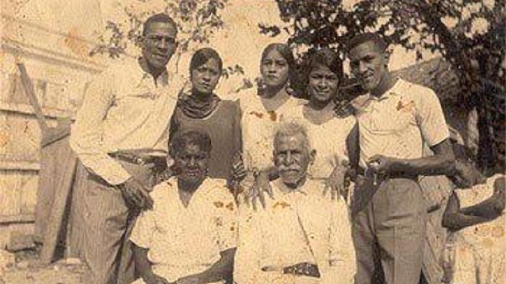 Antonio Machín, a la izquierda, y su familia, en Cuba.