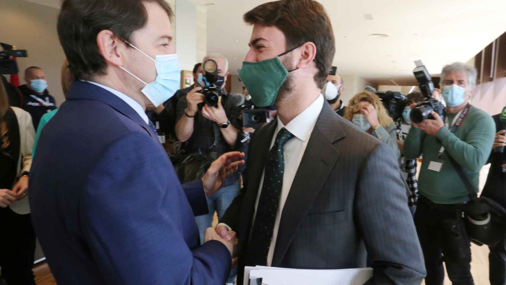 Fernández Mañueco y García-Gallardo se saludan al término de la sesión de investidura, este lunes.