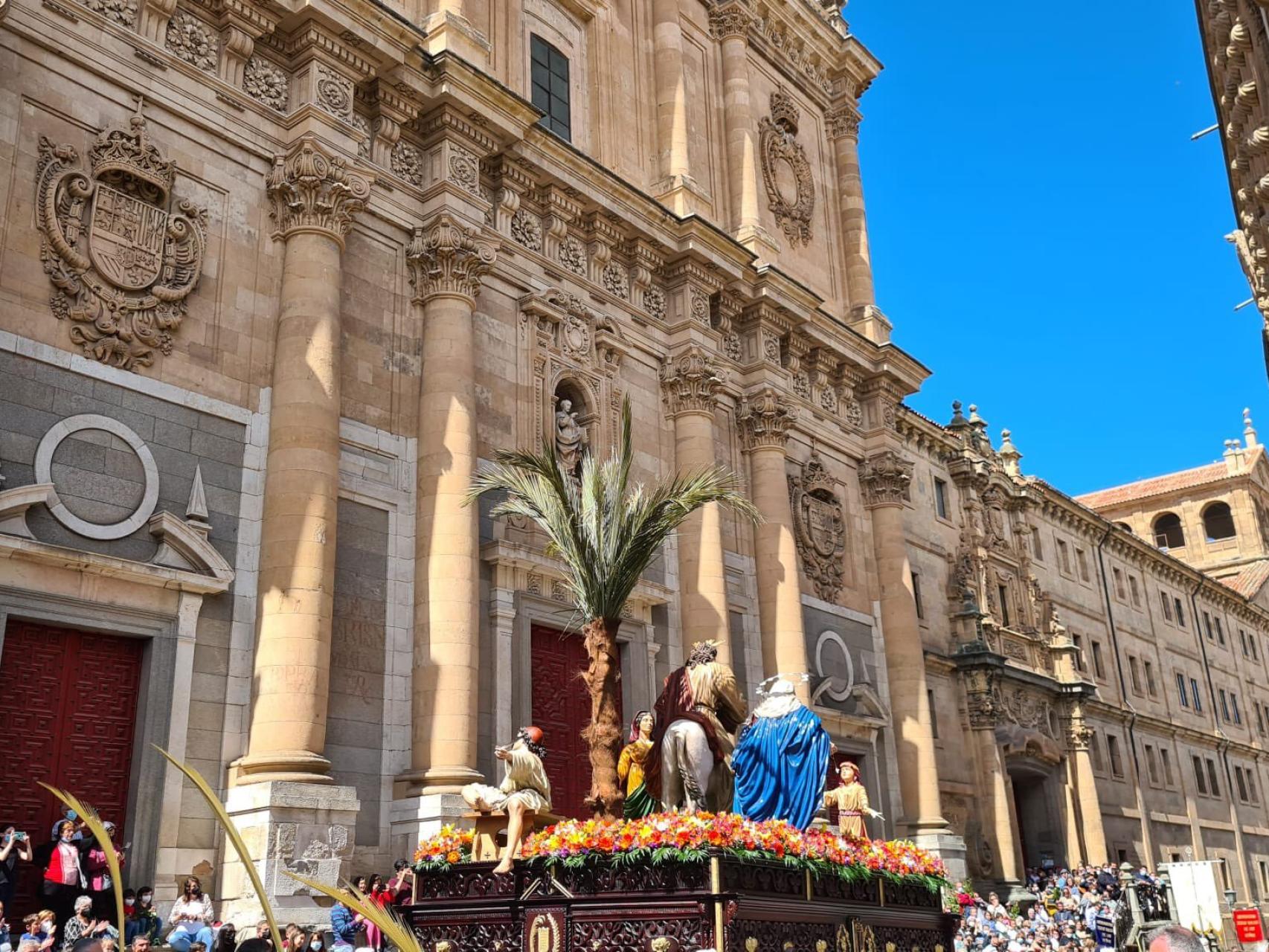 Espectacular belleza de la Ciudad Patrimonio de la Humanidad en Semana Santa: Misa y procesión del Domingo de Ramos con La Borriquilla y la Hermandad Jesús Amigo de los Niños