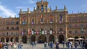 Turistas en la Plaza Mayor de Salamanca, a primera hora de la mañana