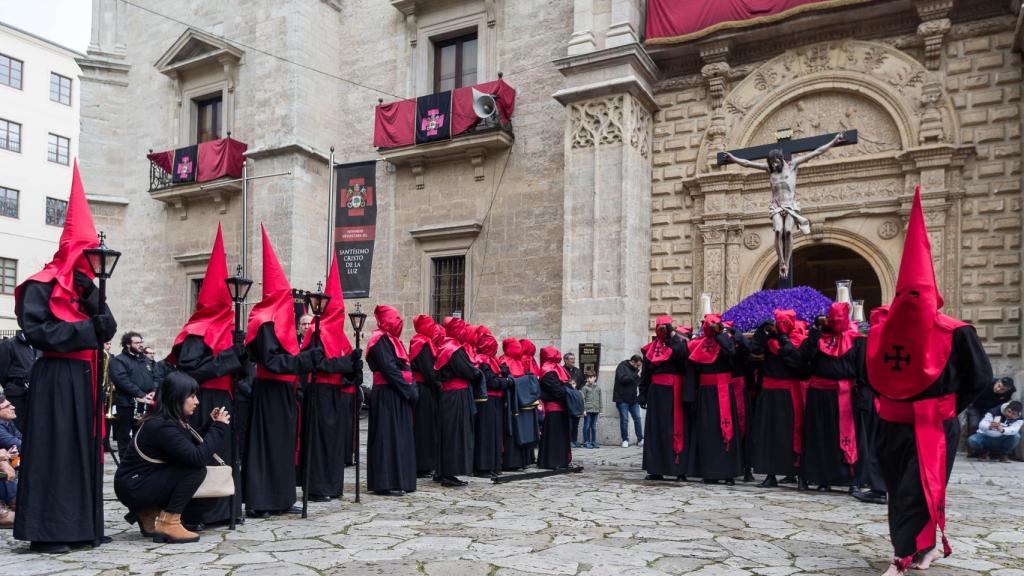 Procesión del Santísimo Cristo de la Luz de la Semana Santa de Valladolid, organizada por la Hermandad Universitaria del Santísimo Cristo de la Luz