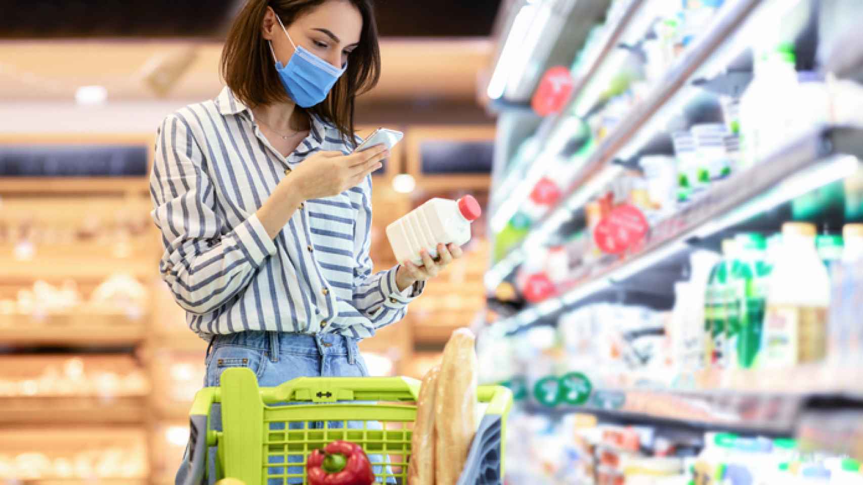 Una mujer mira los precios de los productos en un supermercado
