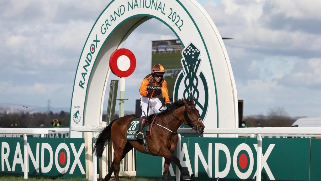 Sam Waley-Cohen, montando a Noble Yeats en el Grand National 2022