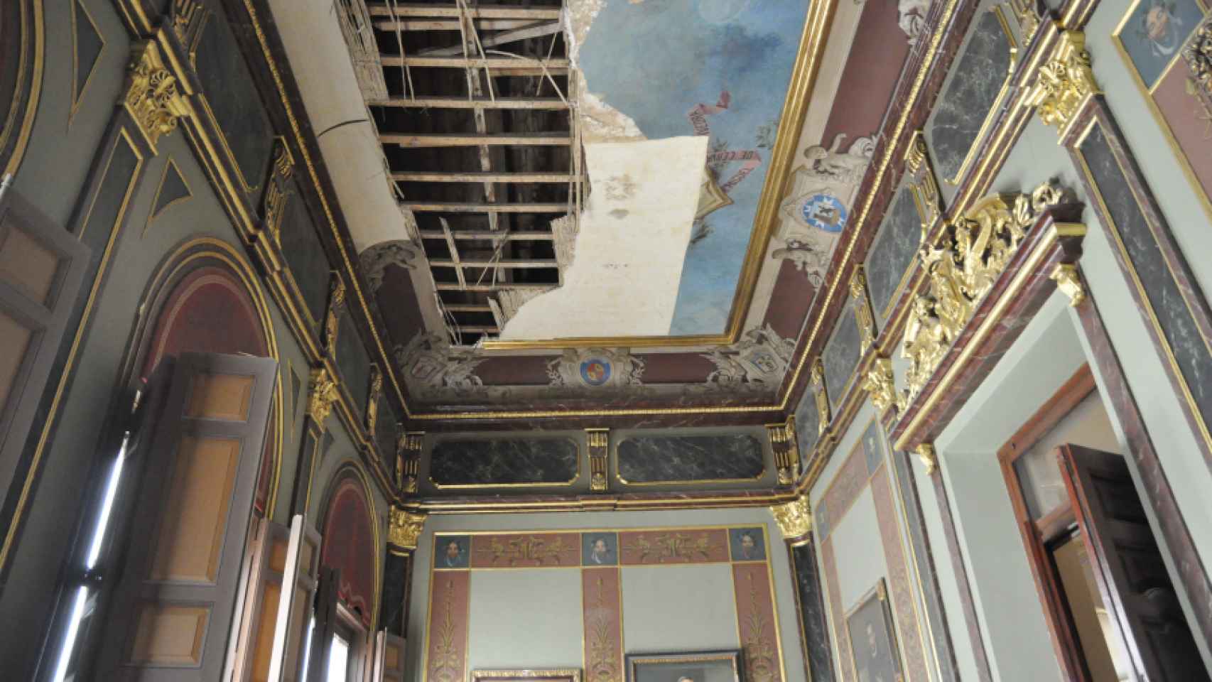 Parte del falso techo del salón de recepciones de la Diputación de Ciudad Real se ha desprendido.