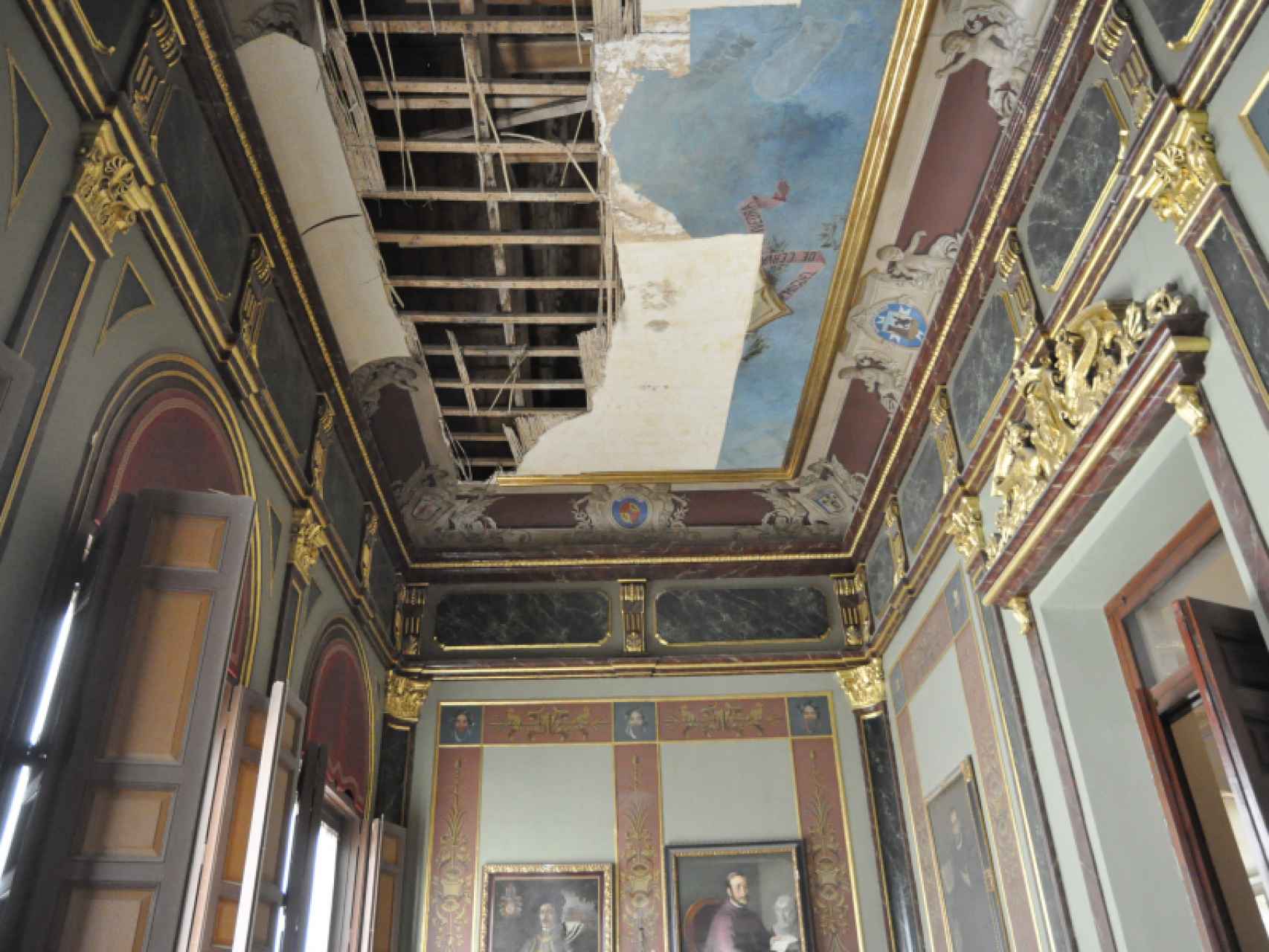 Parte del falso techo del salón de recepciones de la Diputación de Ciudad Real se ha desprendido.