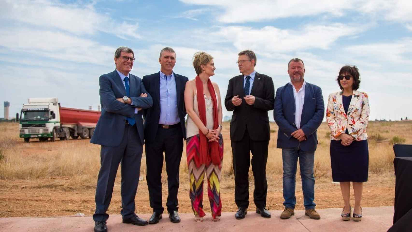 El presidente valenciano, Ximo Puig (en el centro), en una visita al suelo industrial de Parc Sagunt. EE