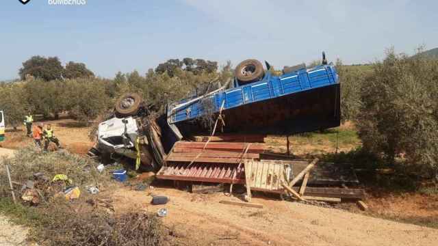 Estado en el que ha quedado el camión accidentado en Humilladero (Málaga).