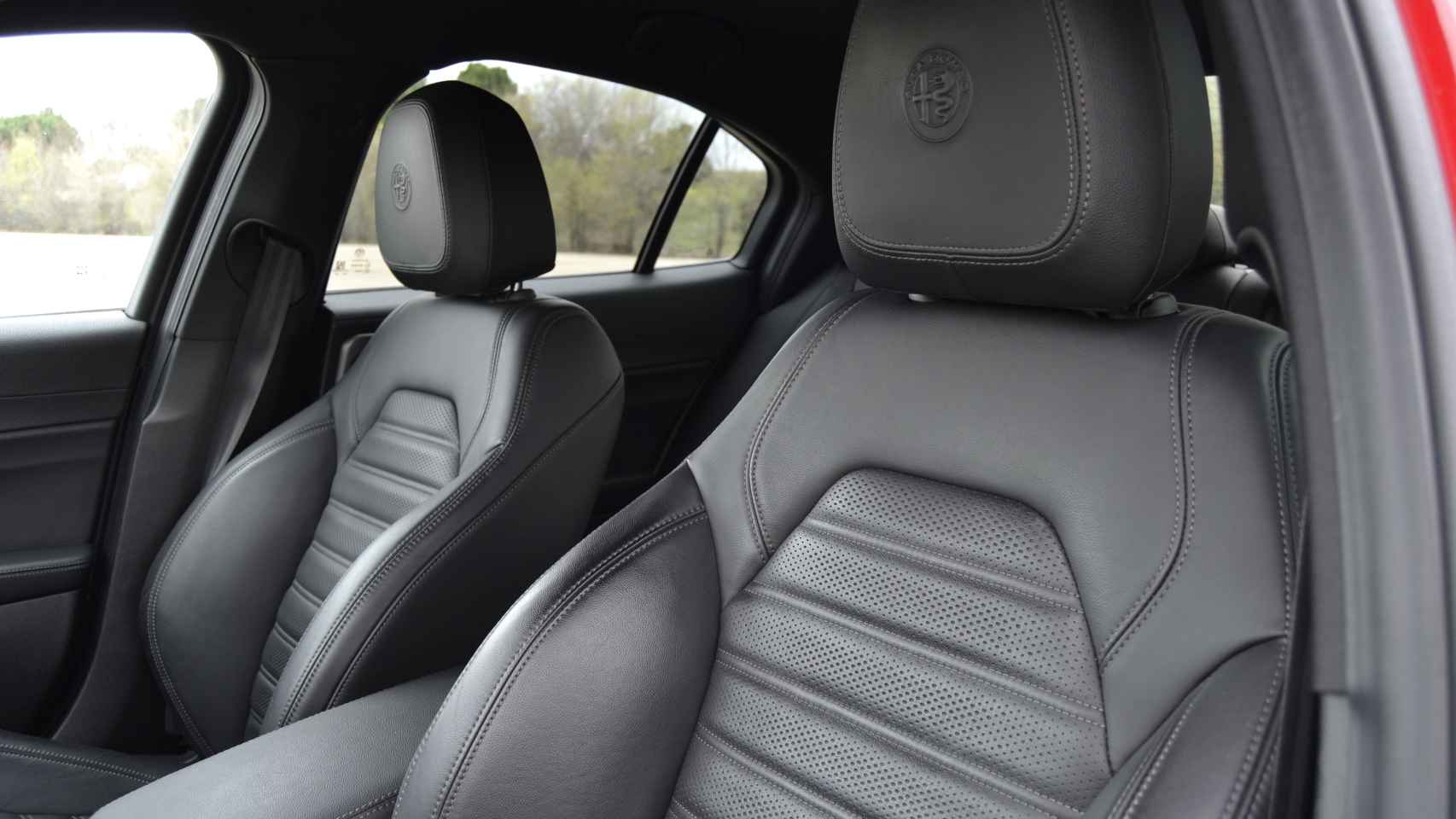Los acabados del interior son de alta calidad e incorpora asientos de cuero.