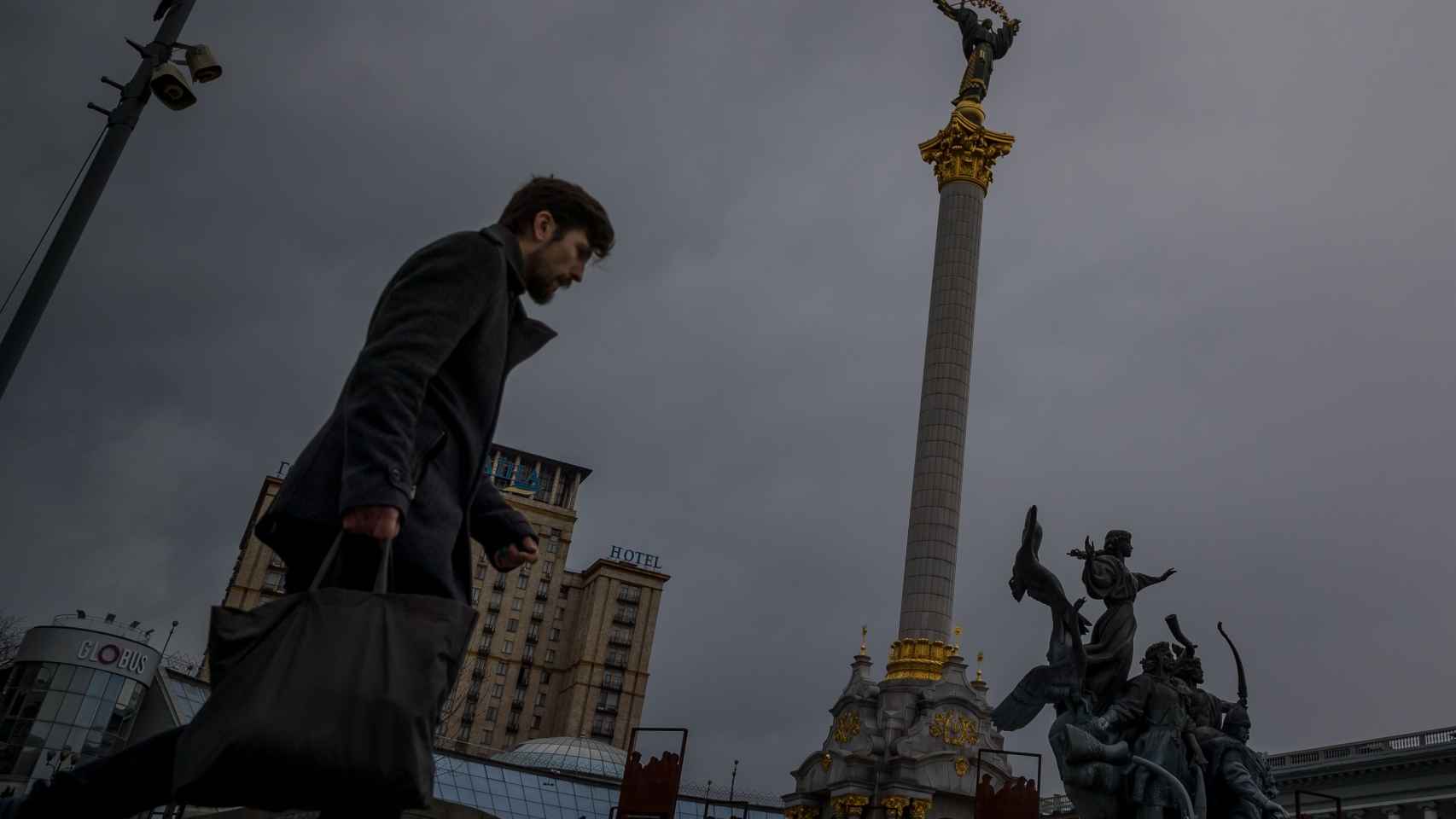 Un ciudadano pasea por Kiev.