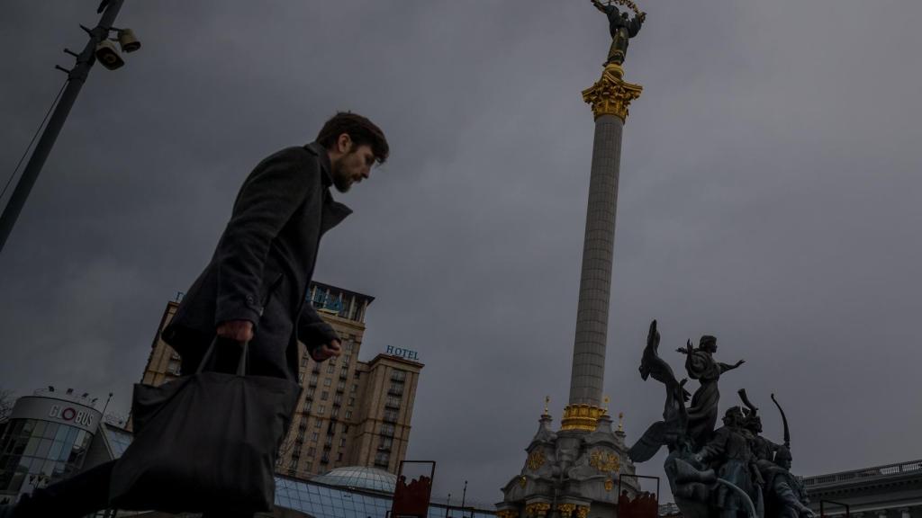 Un ciudadano pasea por Kiev.