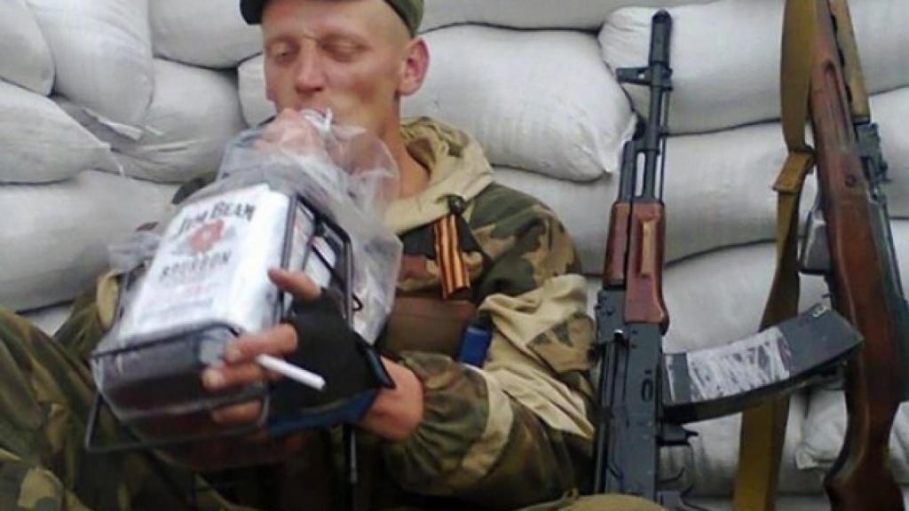 Un soldado ruso bebiendo alcohol en un momento de descanso.