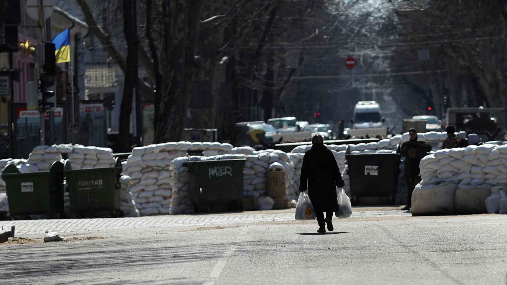 Una anciana ucraniana camina por las calles de Odesa.