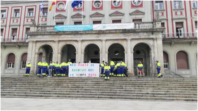 Imagen de archivo de trabajadores de Parques y Jardines frente al Concello