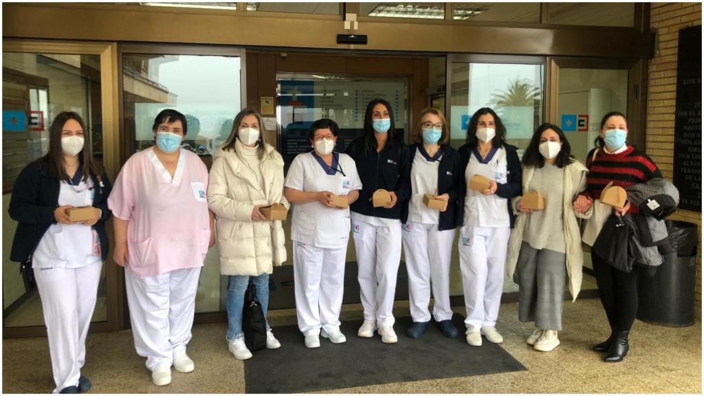 Trabajadoras posan frente al hospital ferrolano.