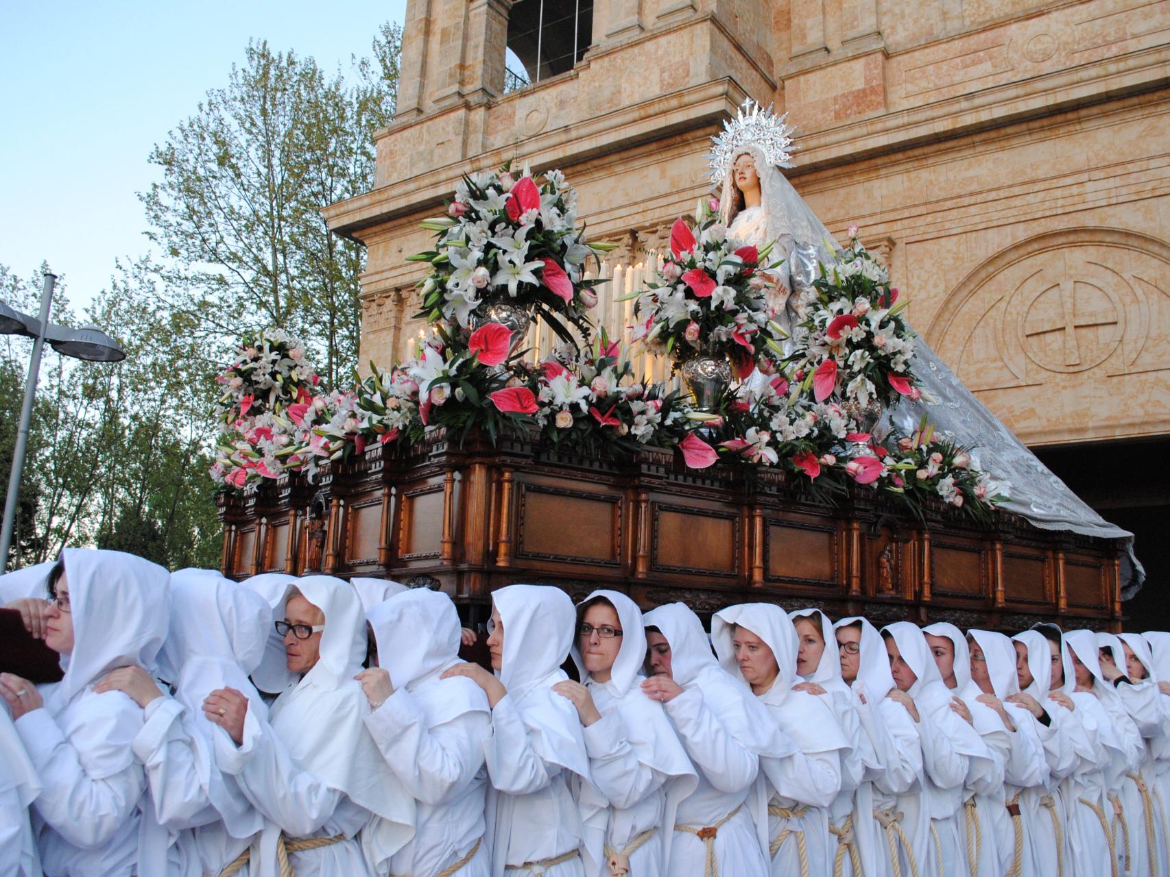 Salida de Nuestra Madre a hombros de casi cien mujeres en la procesión del Arrabal