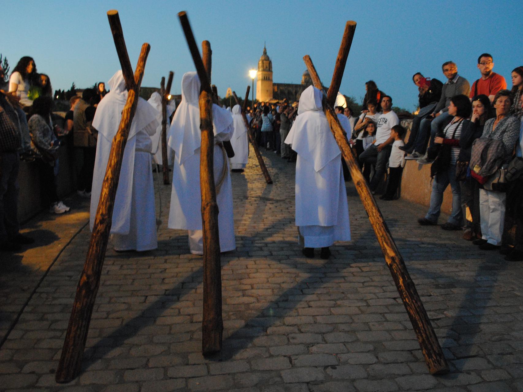 Las cruces de madera, arrastradas por el empedrado del Puente Romano