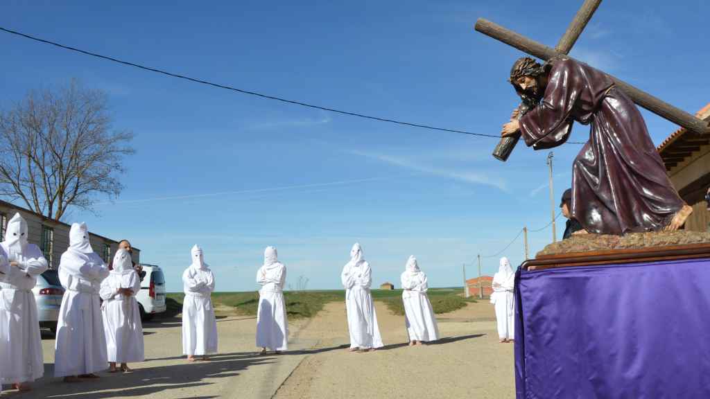 Penitentes de Villarrín de Campos escoltan el paso del Nazareno