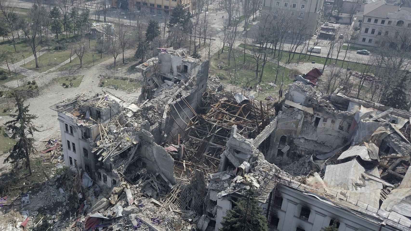 Vista aérea del teatro de Mariúpol, bombardeado por el Ejército ruso.