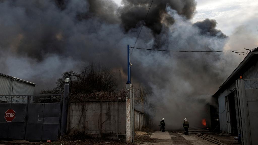 Los equipos de rescate trabajan para apagar un incendio en un almacén de Járkov.